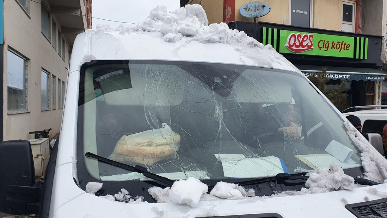 Ardahan'da Minibüse Kar ve Buz Kütlesi Düşmesi Sonucu Hasar Meydana Geldi