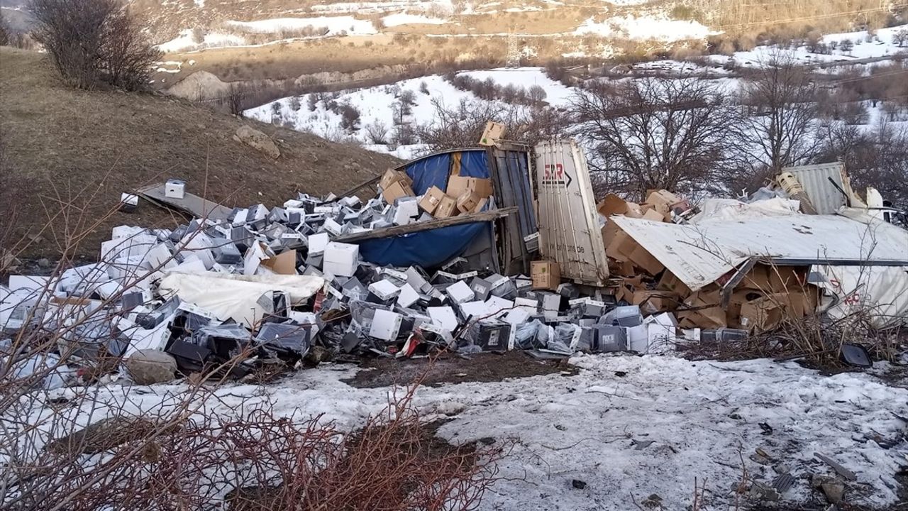 Ardahan'da Tır Devrildi: Sürücü Yaralandı