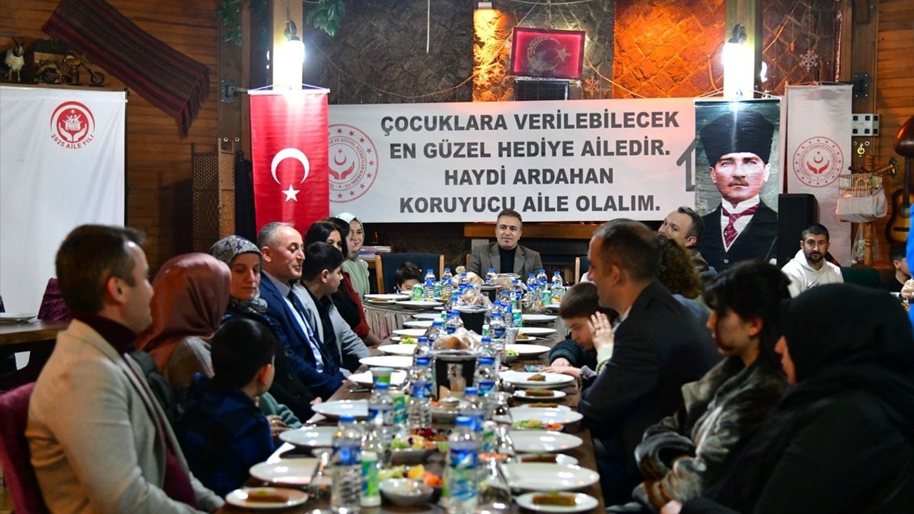 Ardahan Valisi Hayrettin Çiçek, Koruyucu Ailelerle İftar Yemeğinde Buluştu