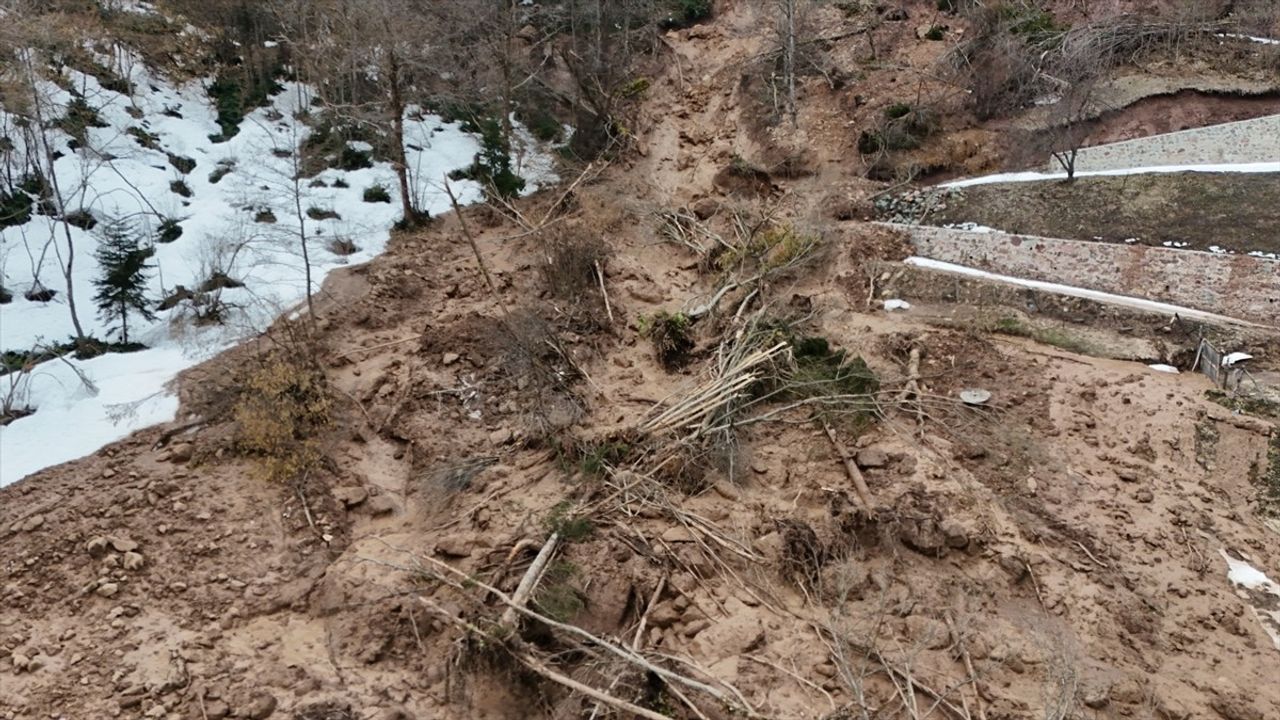 Artvin'de Heyelan Felaketi: 1 Ev Yıkıldı, 2 Ev Ağır Hasar Aldı