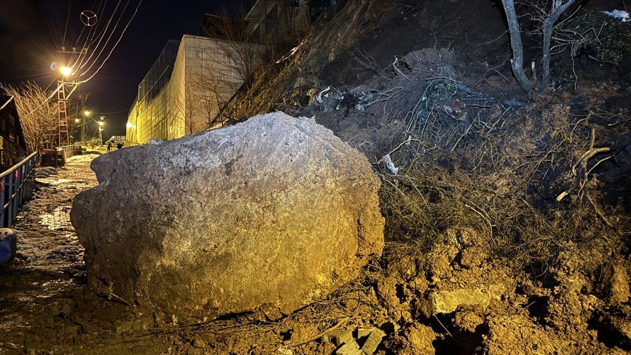 Artvin'deki Heyelan Mahalle Yolunu Kapadı