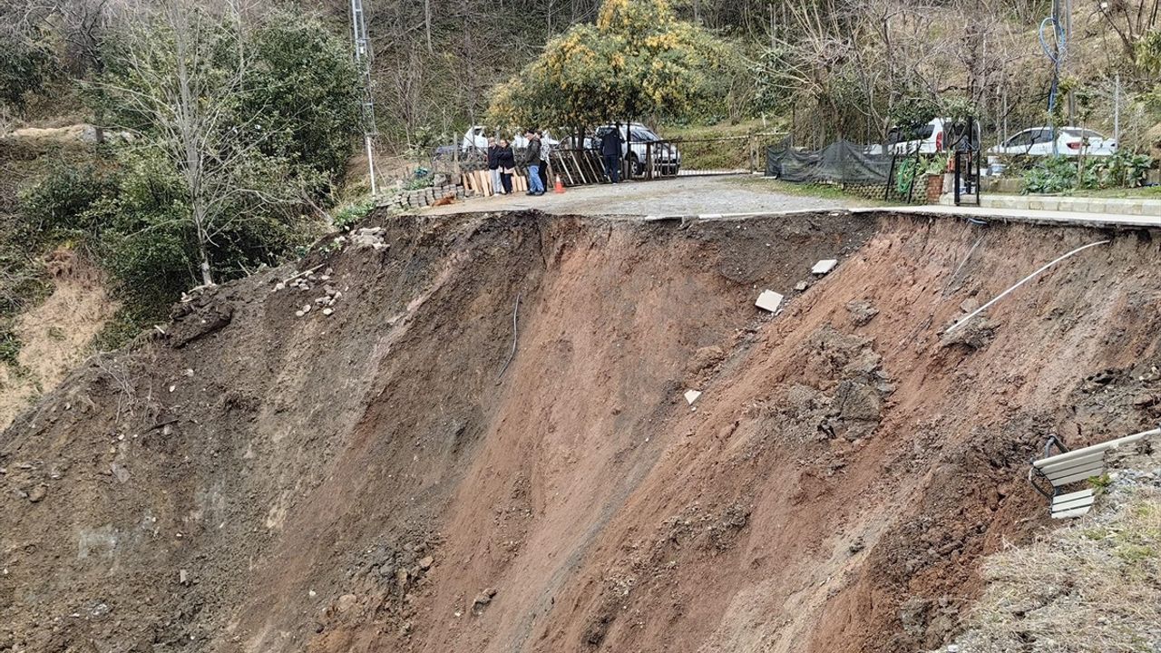 Artvin Hopa'daki Heyelan: 2 Katlı Ev Sürüklendi
