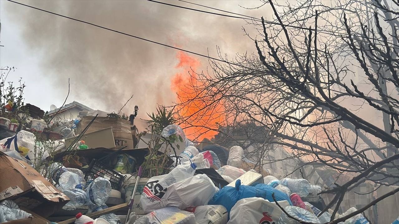 Ataşehir'de Tek Katlı Binada Yangın Çıktı