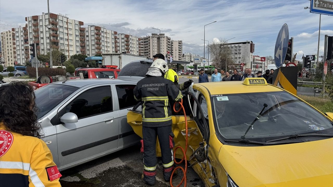 Aydın'da İki Otomobil Çarpıştı: 2 Yaralı