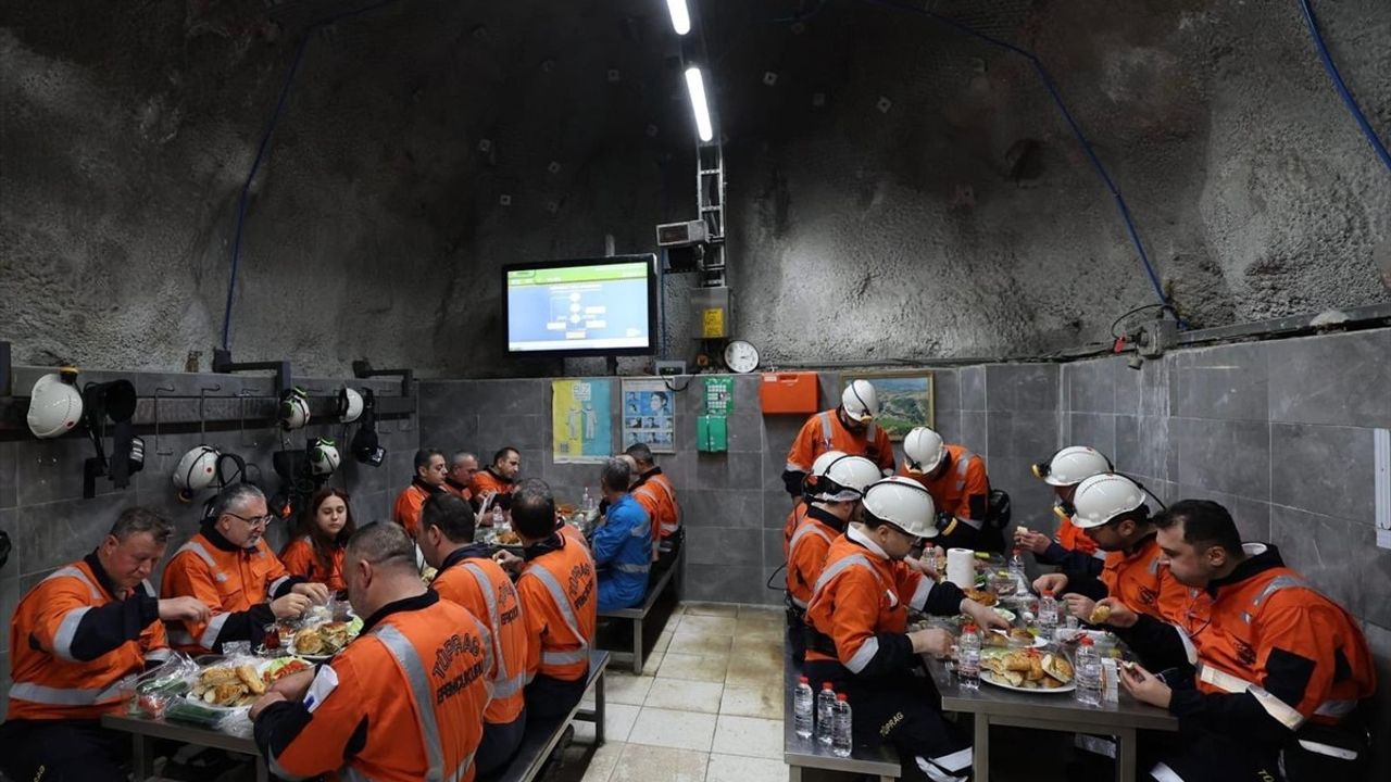 Bakan Işıkhan Maden İşçileriyle Sahurda Buluştu