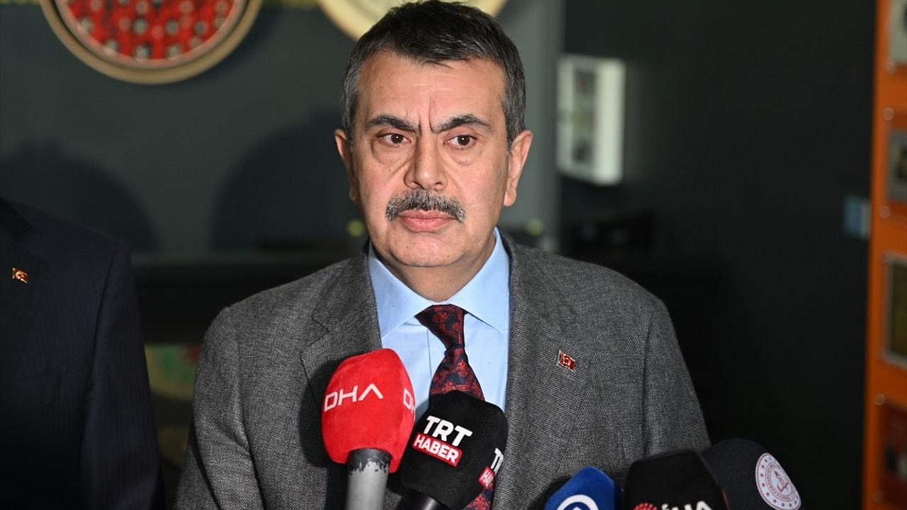Bakan Tekin'den Müfredat Dışı Ders İddiasına Yanıt