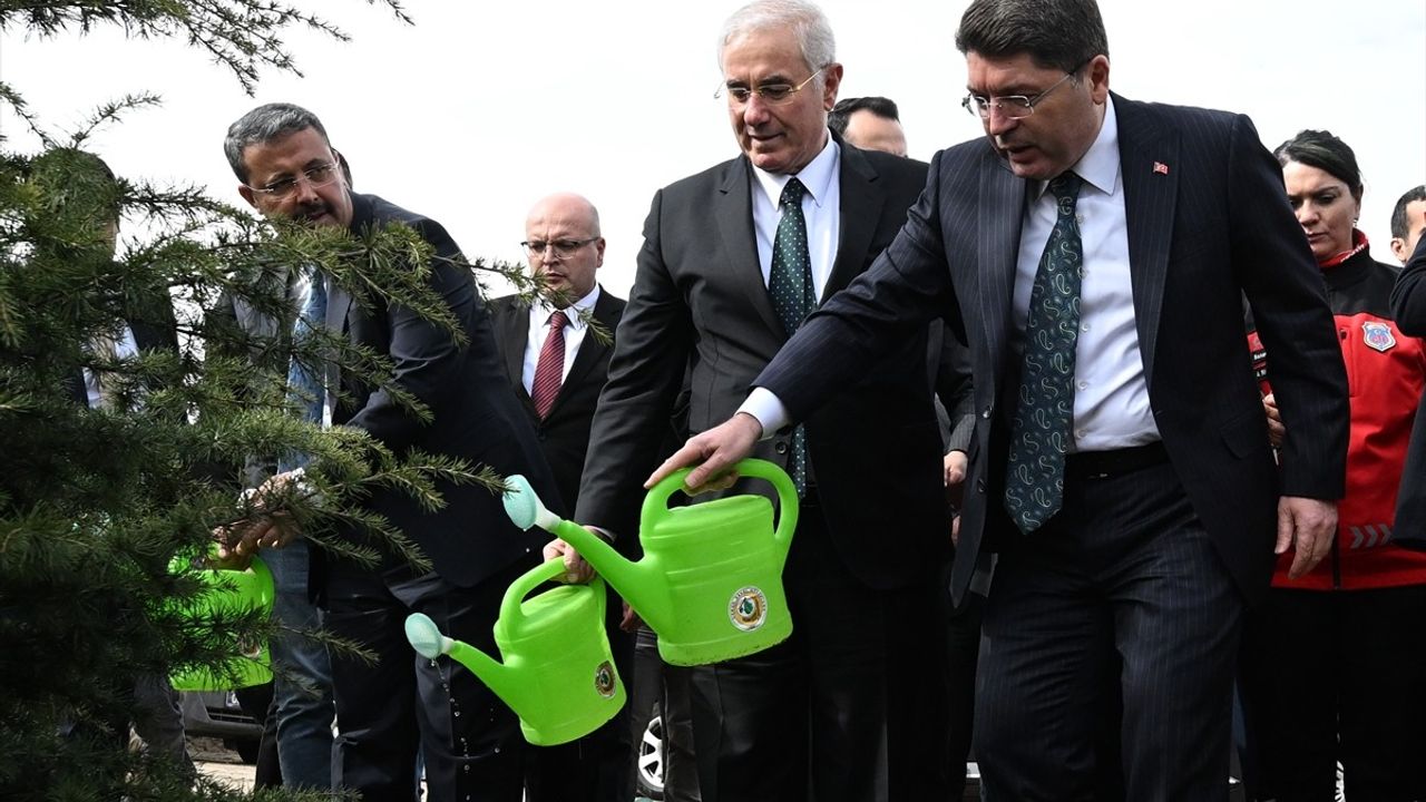 Bakan Tunç, Fidan Dikim Töreninde Şiddetle İfade Özgürlüğüne Dikkat Çekti