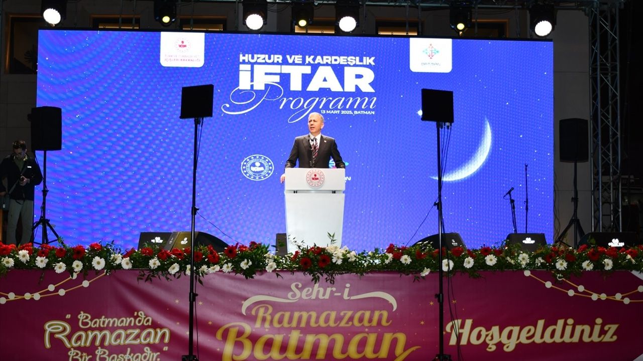 Bakan Yerlikaya, Batman'da Huzur ve Kardeşlik İftar Programı'na Katıldı