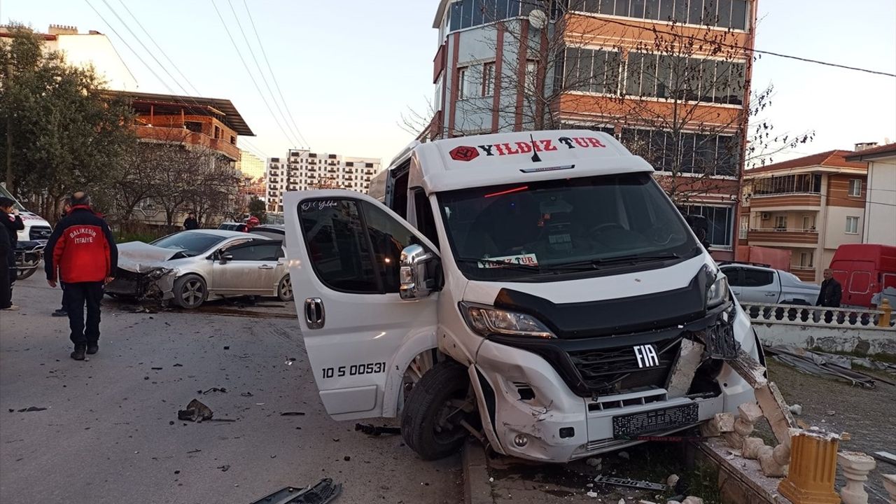 Balıkesir'de İşçi Servisi ve Otomobil Çarpıştı, 7 Yaralı