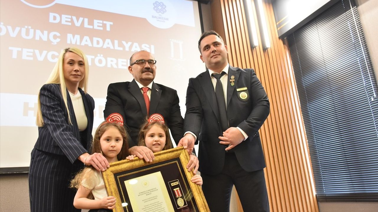 Balıkesir'de Şehit Ailelerine ve Gazilere Devlet Övünç Madalyası Töreni