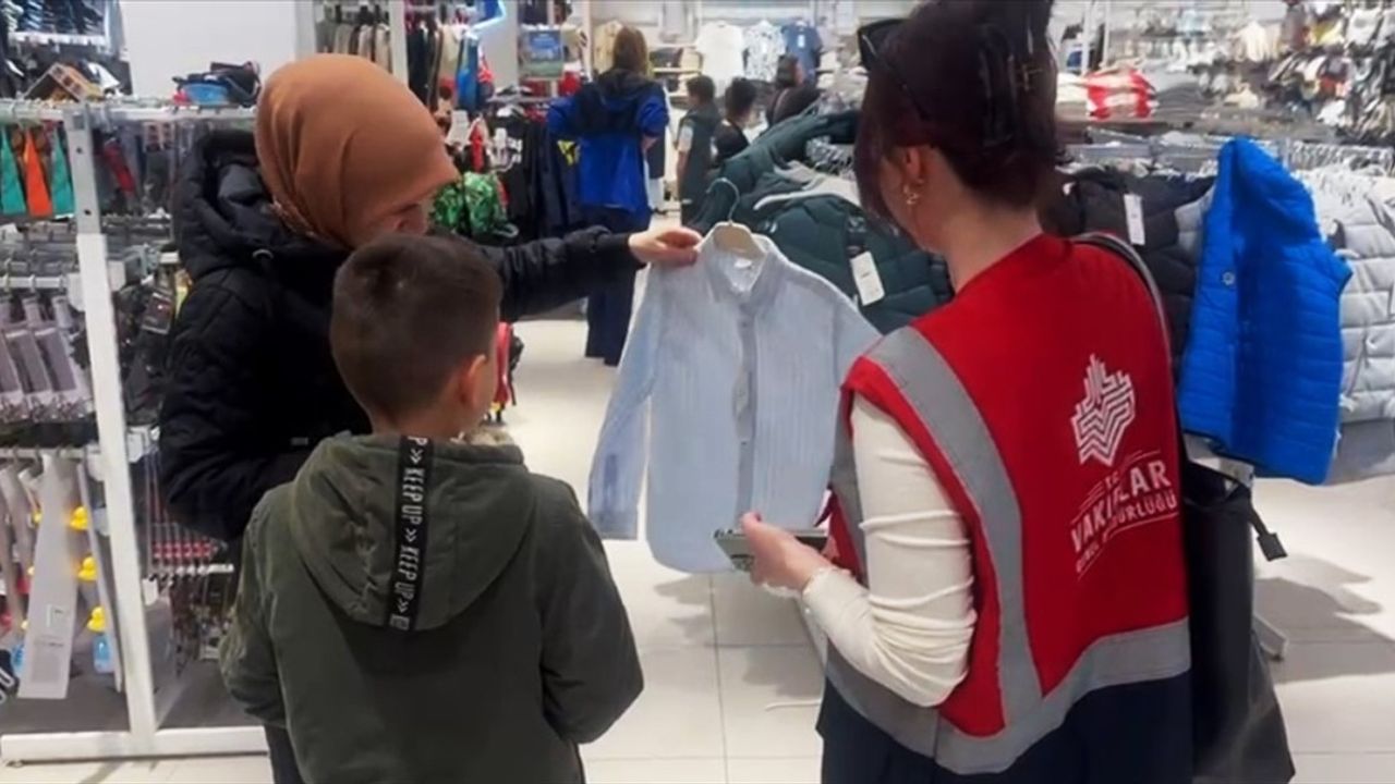 Bayramda İhtiyaç Sahibi Çocuklara Kıyafet Yardımı