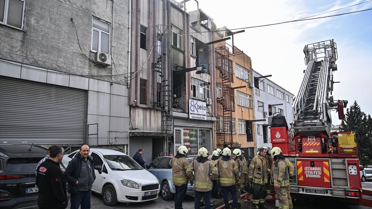 Bayrampaşa'da Yangın: İki Çalışan Kurtarıldı