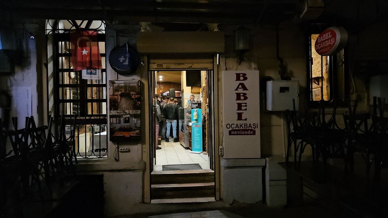 Beyoğlu'nda Asansör Boşluğuna Düşen Müşteri Yaralandı