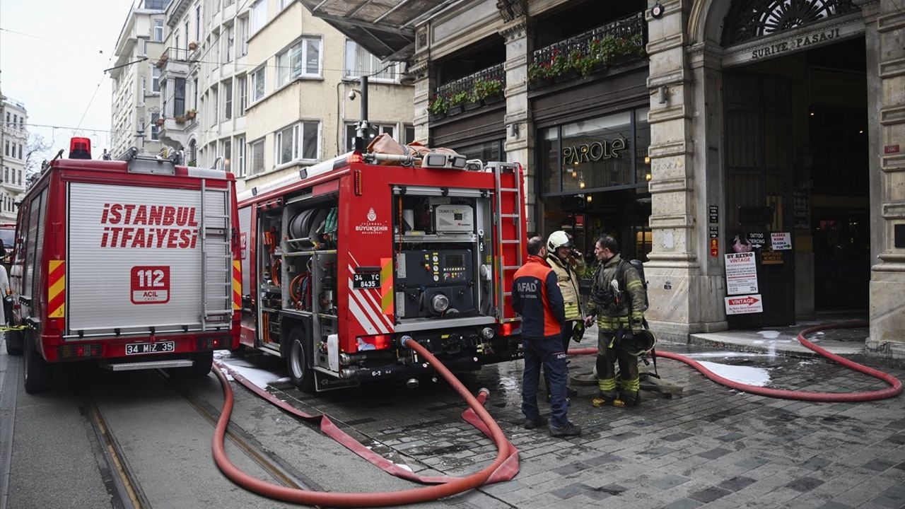 Beyoğlu'ndaki Tarihi Pasajda Yangın Kontrol Altına Alındı