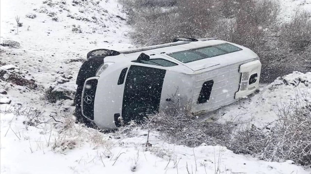 Bingöl'de Minibüsün Şarampole Devrilmesi Sonucu 9 Yaralı