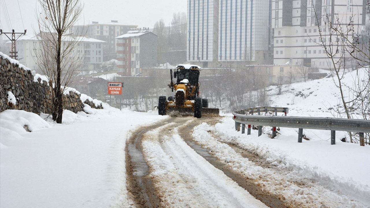 Bitlis'te Kapanan 80 Köy Yolunun Açılması İçin Çalışmalar Devam Ediyor