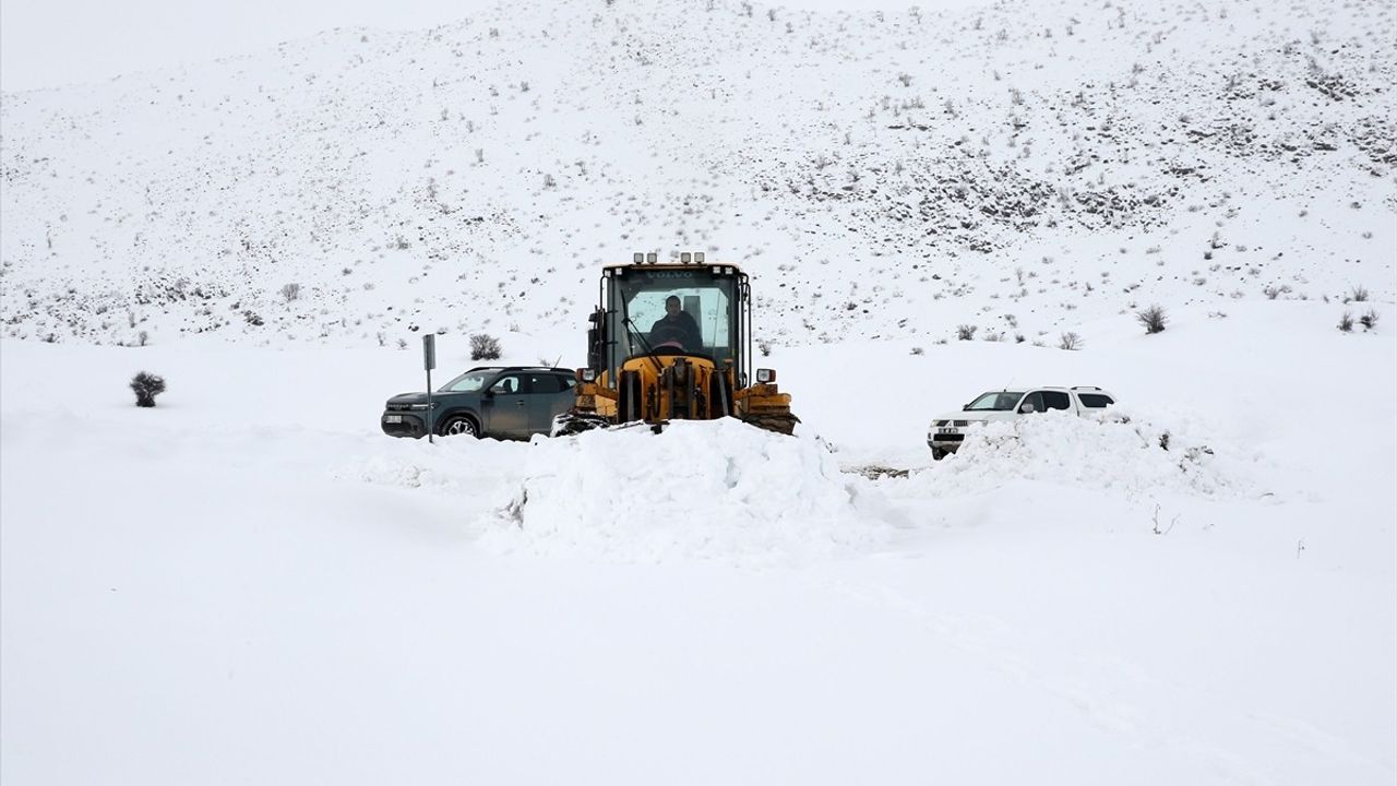 Bitlis'te Karla Mücadele Çalışmaları Devam Ediyor