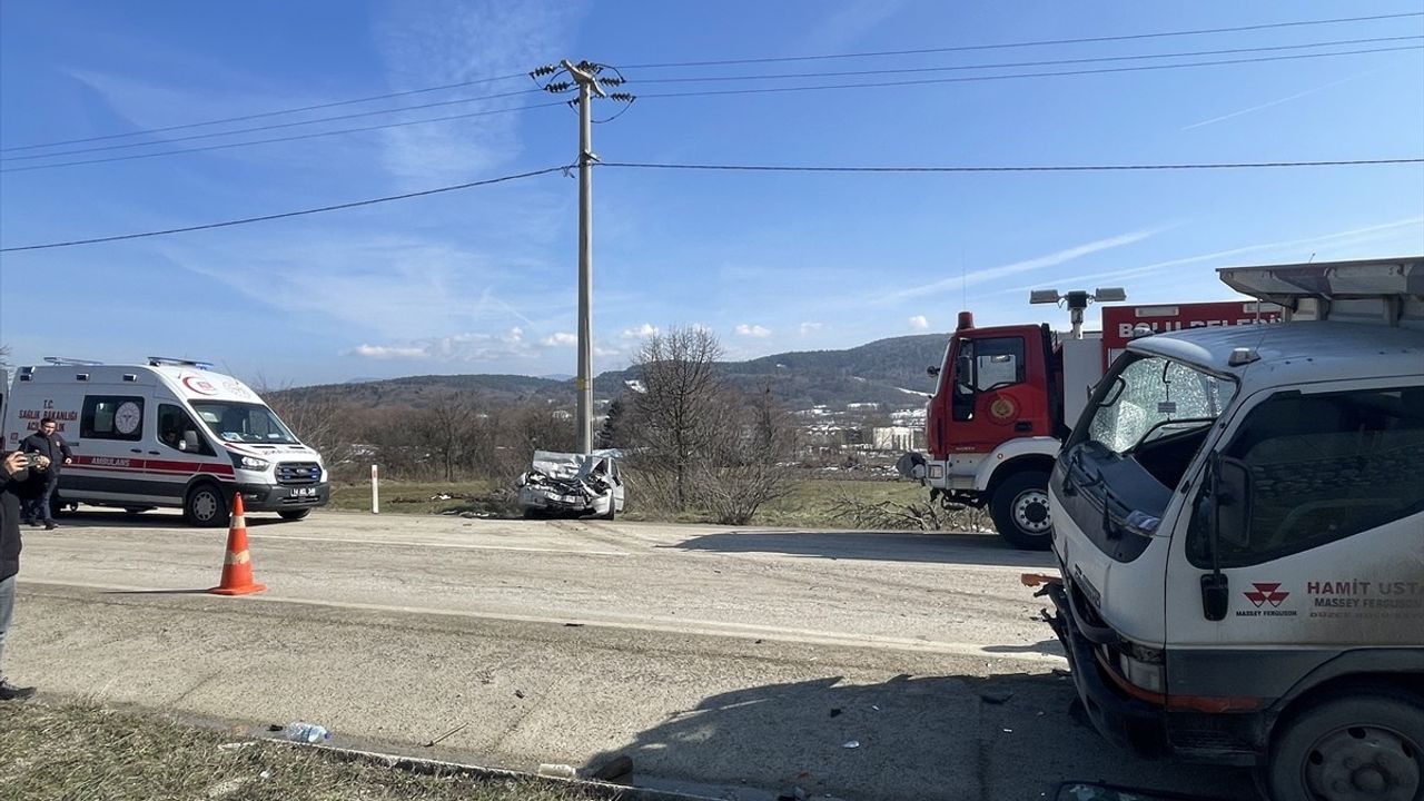 Bolu'da Kamyonet ile Çarpışan Otomobilde Baba ve Oğlu Yaralandı