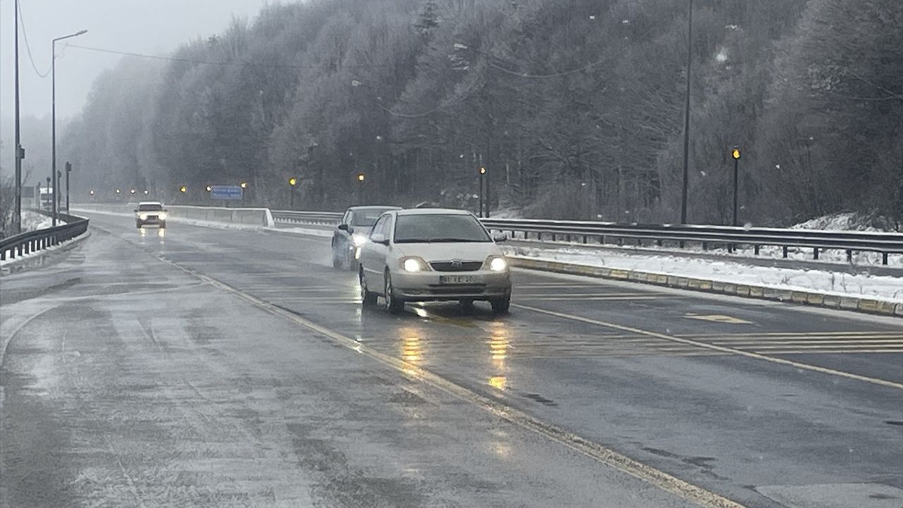 Bolu Dağı'nda Kar Yağışı Etkili Olmaya Devam Ediyor