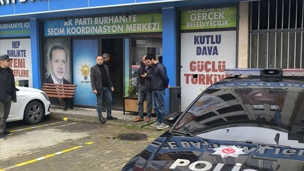 Burhaniye'de AK Parti Binasına Taşlı Saldırı