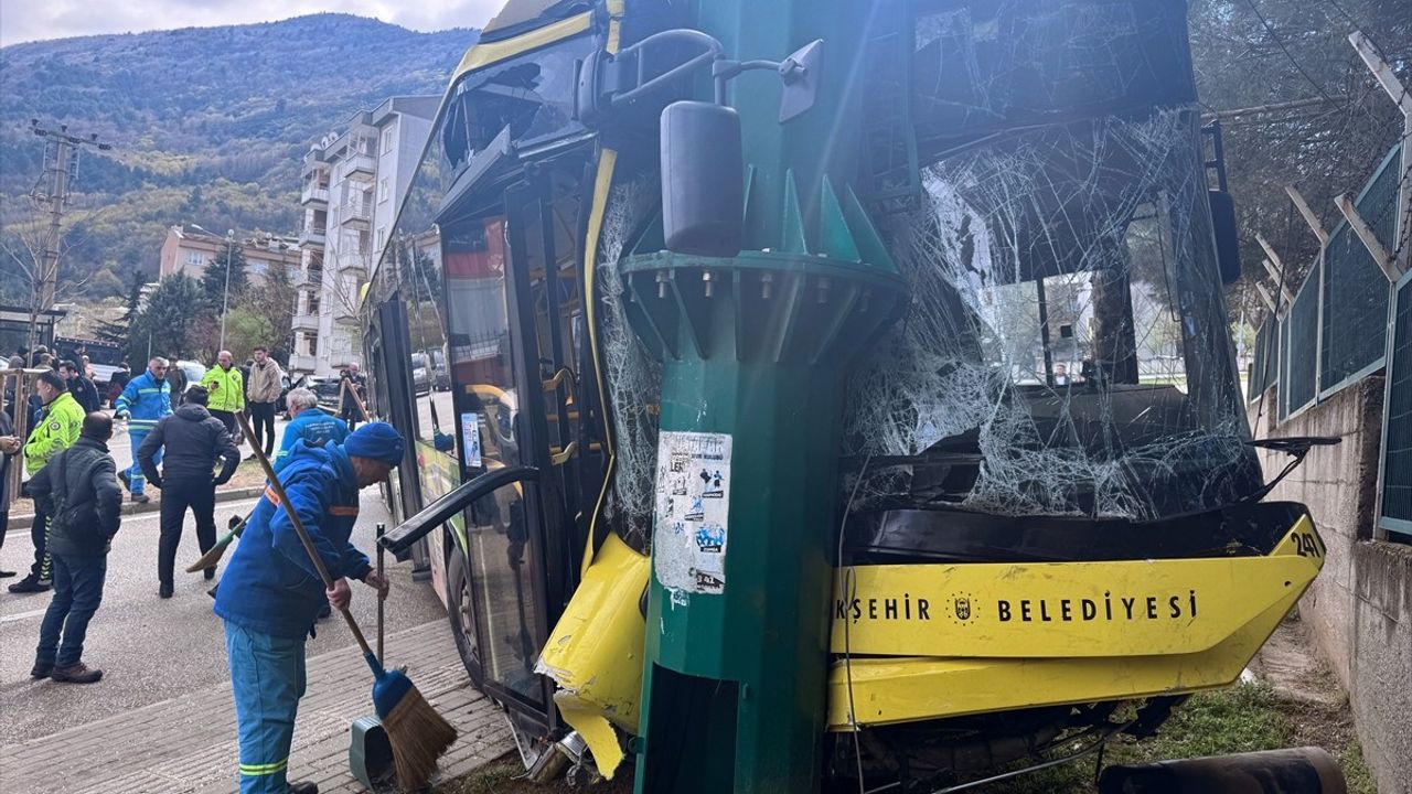 Bursa'da Halk Otobüsü Aydınlatma Direğine Çarparak Kaza Yaptı