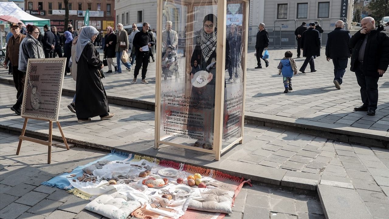 Bursa'da İmam Hatip Öğrencilerinden Gazze'ye Destek: 'Boş Tabak' Tiyatro Gösterisi