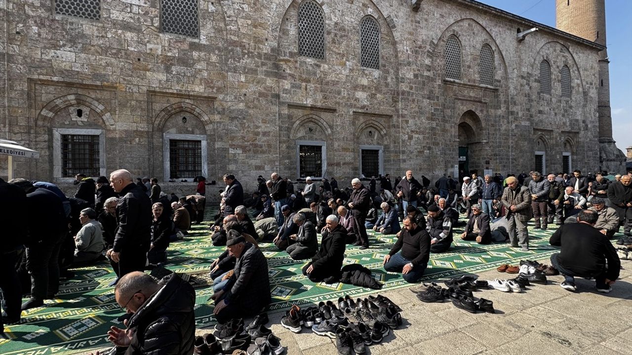 Bursa'da Ramazan Ayının İlk Cuma Namazı Coşkuyla Kılındı