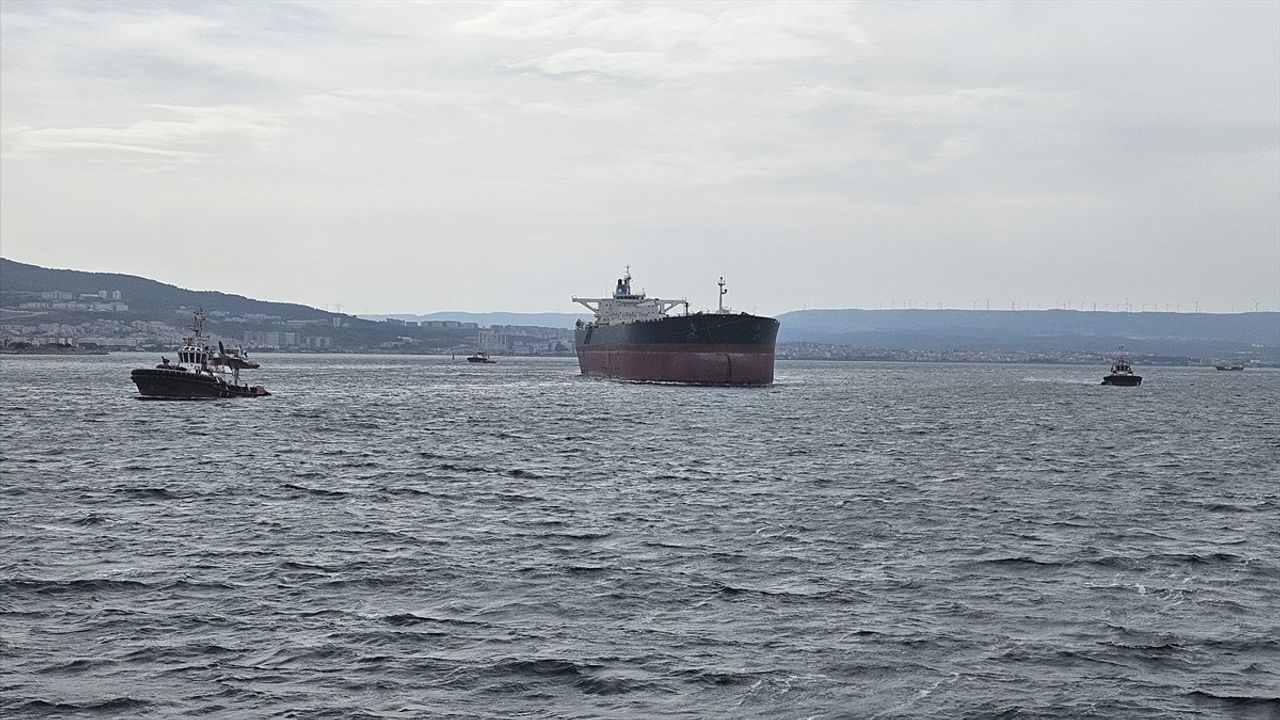 Çanakkale Boğazı'ndan Bakım İçin Geçiş