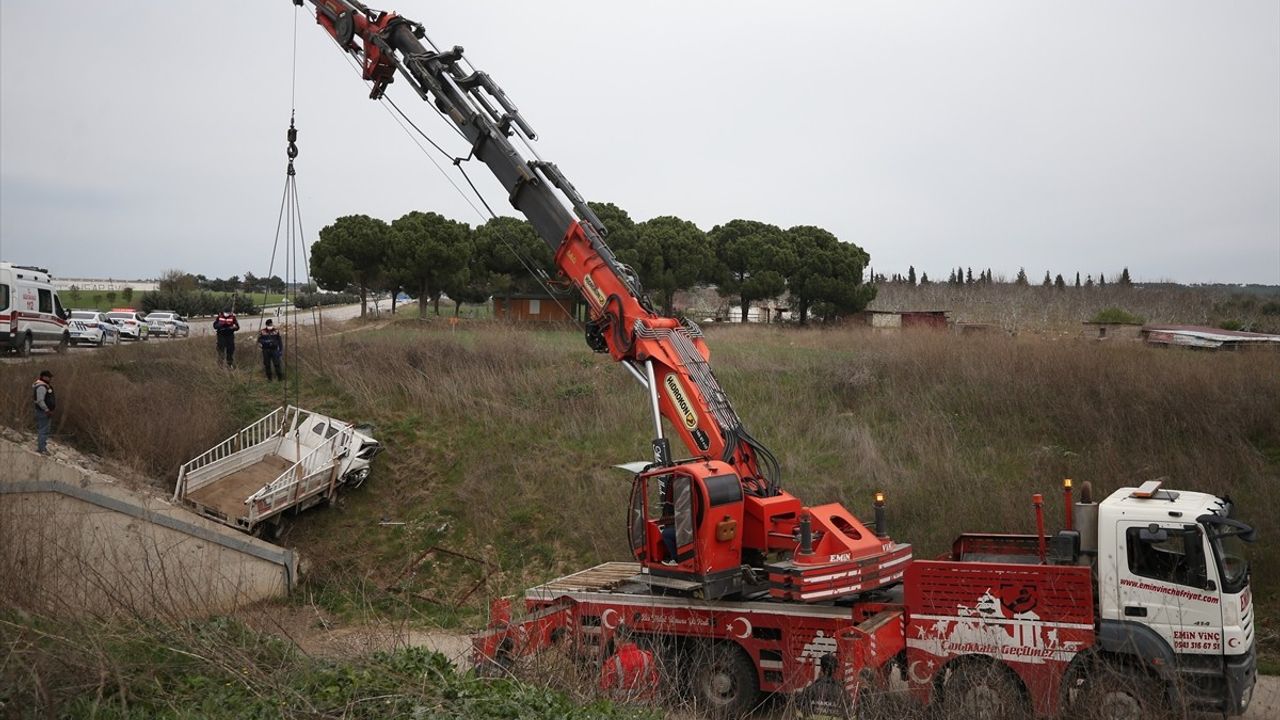 Çanakkale'de Kaldırıma Çarpan Kamyonet Kazasında Sürücü Hayatını Kaybetti