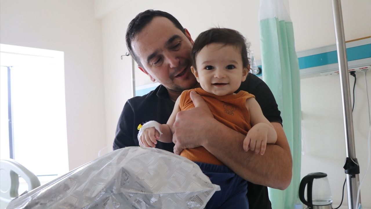 Çankırı'da Üniversite Öğrencileri Hastanedeki Çocukları Sevindirdi