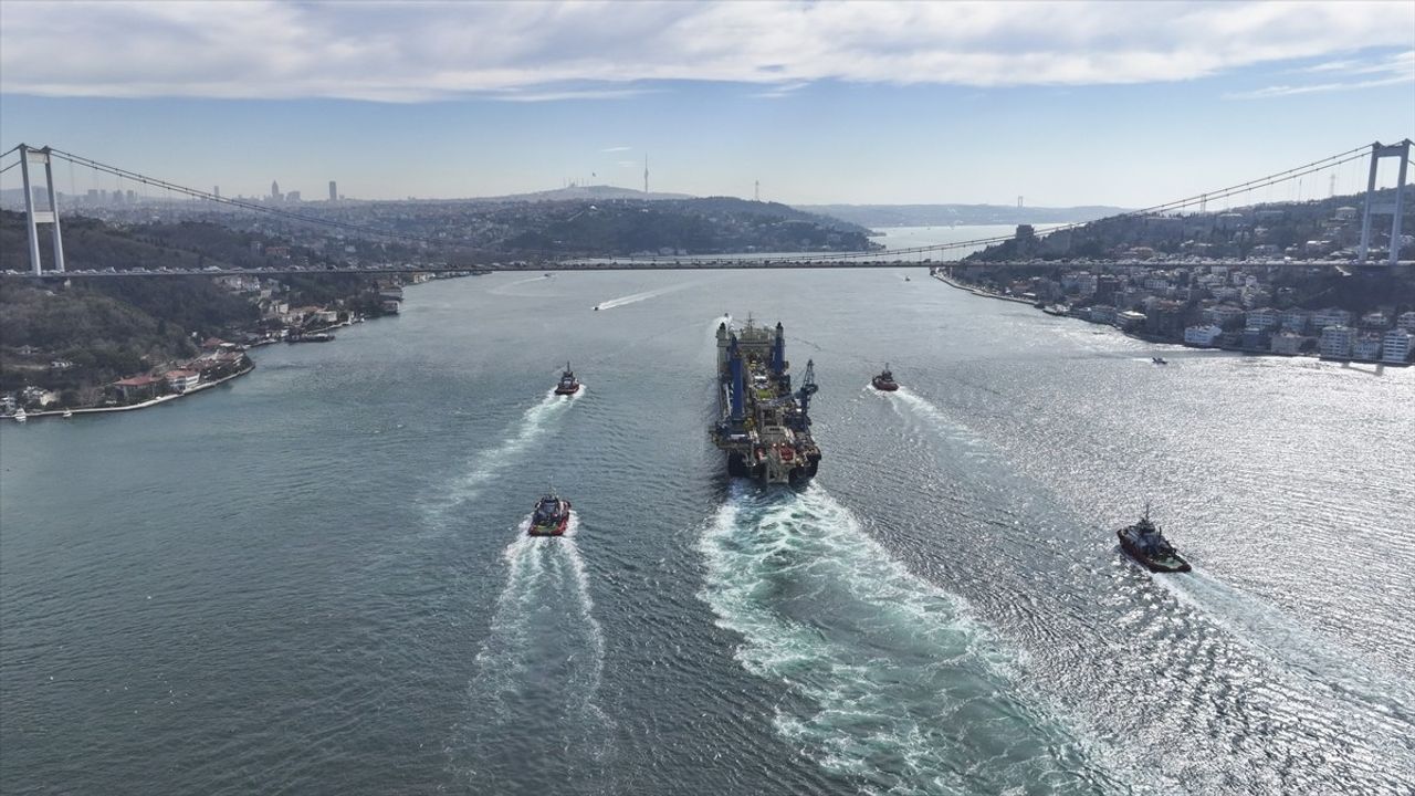 Castorone Gemisi İstanbul Boğazı'ndan Geçti