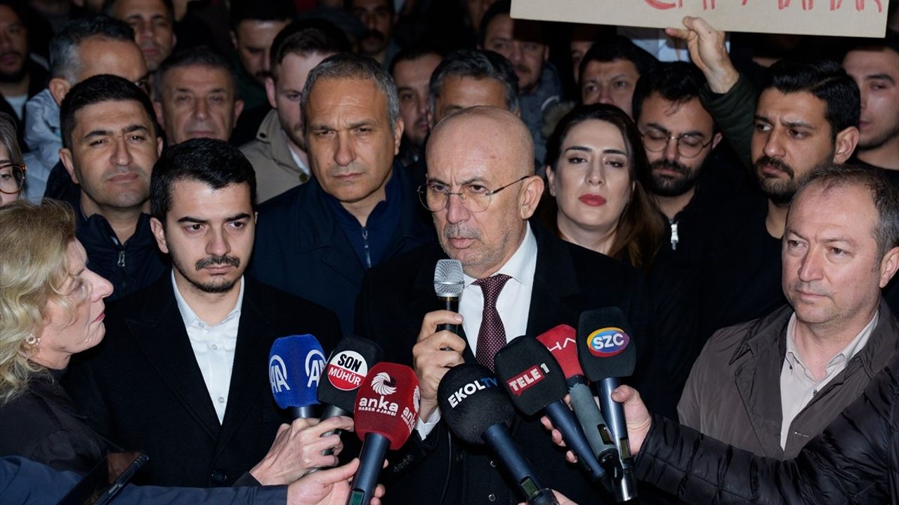 CHP Ankara İl Başkanlığı YÖK Önünde İmamoğlu'nun Diplomalarının İptaline Tepki Gösterdi