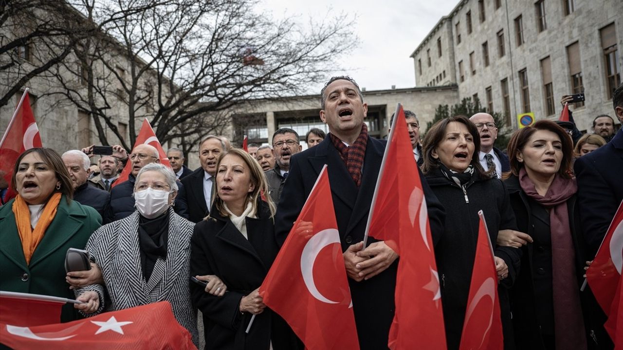 CHP Milletvekillerinden İmamoğlu'na Destek Yürüyüşü