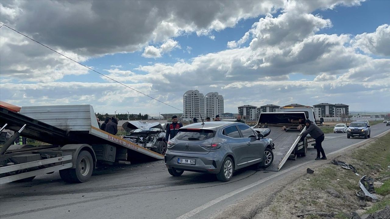 Çorlu'da Trafik Kazası: 6 Yararalı