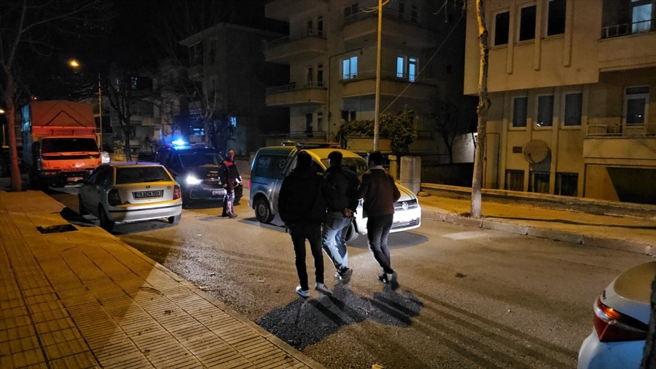 Çorum'da Kaçak Sürücü ve Arkadaşına Polisten Kovalamaca