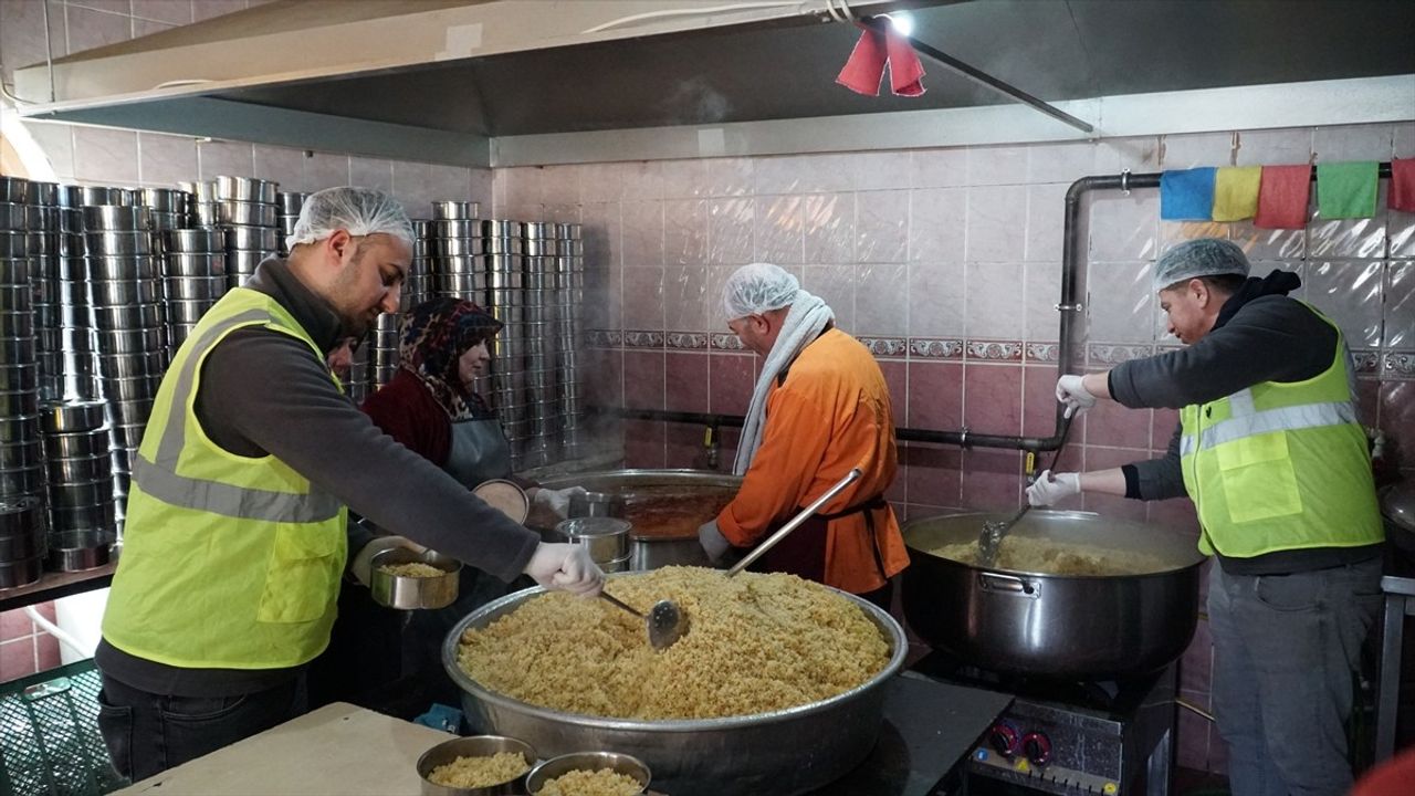 Çorum'daki İmaret Aşevi'nde Günlük 1500 Kişiye İftar İkram Ediliyor