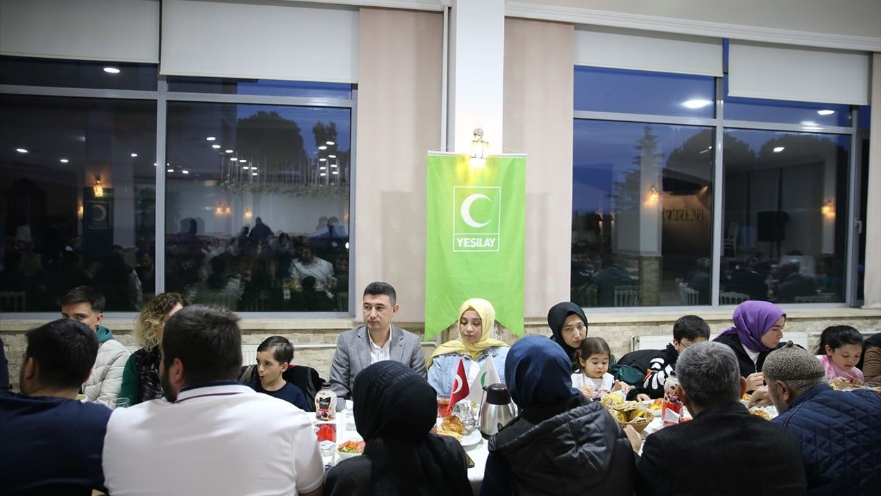 Denizli'de Yeşilay Gönüllüleri İftar Programında Bir Araya Geldi