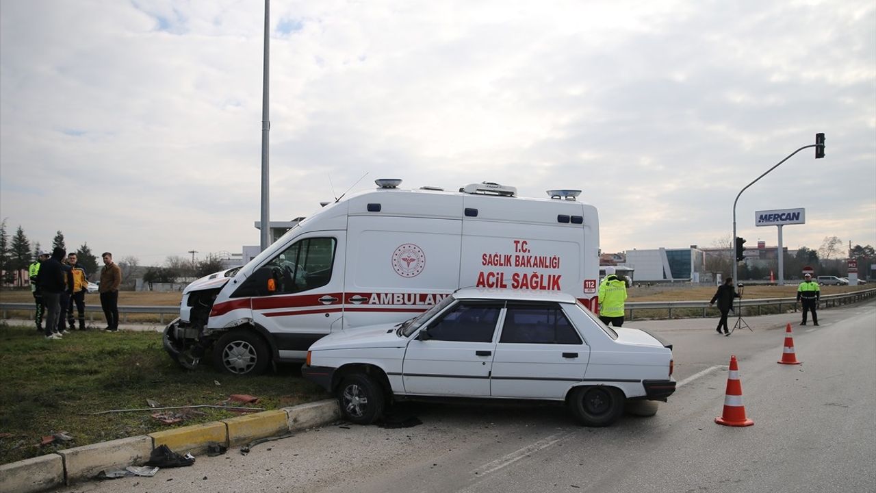 Edirne'de Ambulans ve Otomobil Çarpıştı: 2 Yaralı