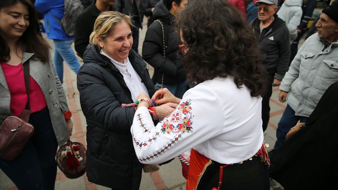 Edirne'de Baharın Geleneği 'Marteniçka' Bilekliği Dağıtıldı