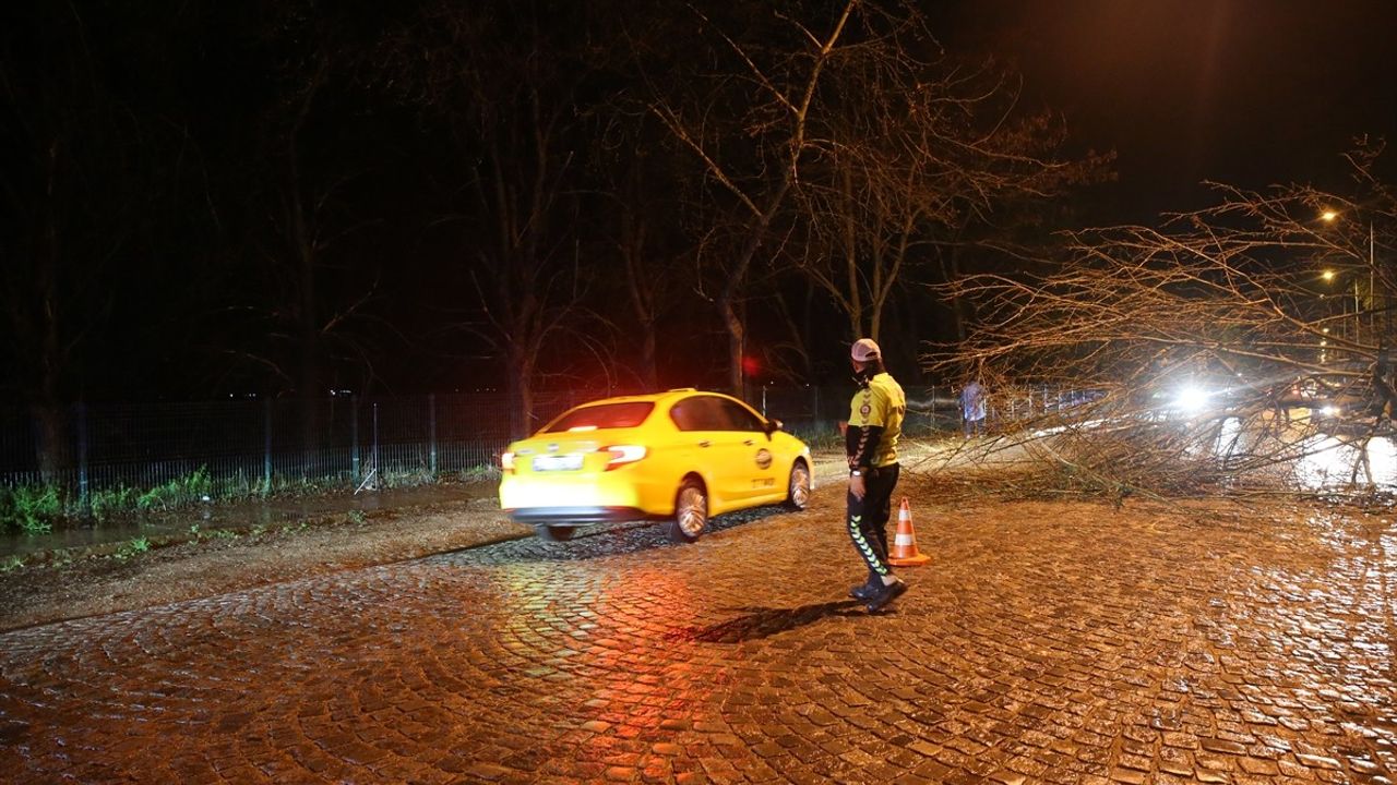 Edirne'de Sağanak Yağış Trafikte Sorunlar Yarattı