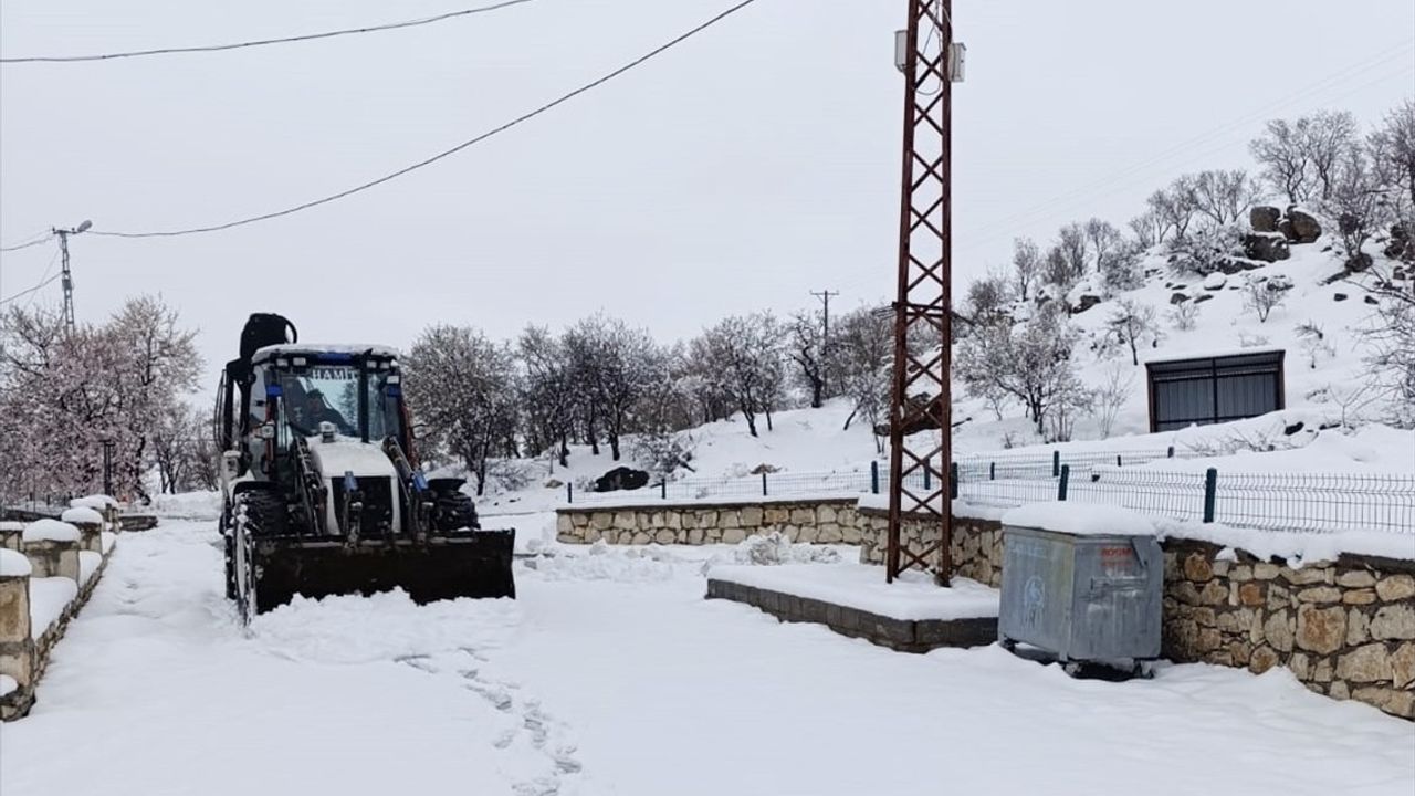 Elazığ'da Kış Koşullarına Rağmen Köy Yolları Açıldı