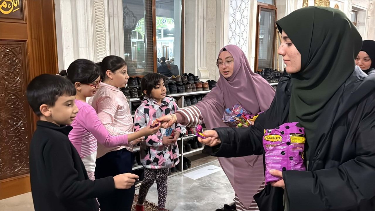 Elazığ'da Öğrencilerden Teravih Namazına Giden Çocuklara Hediye