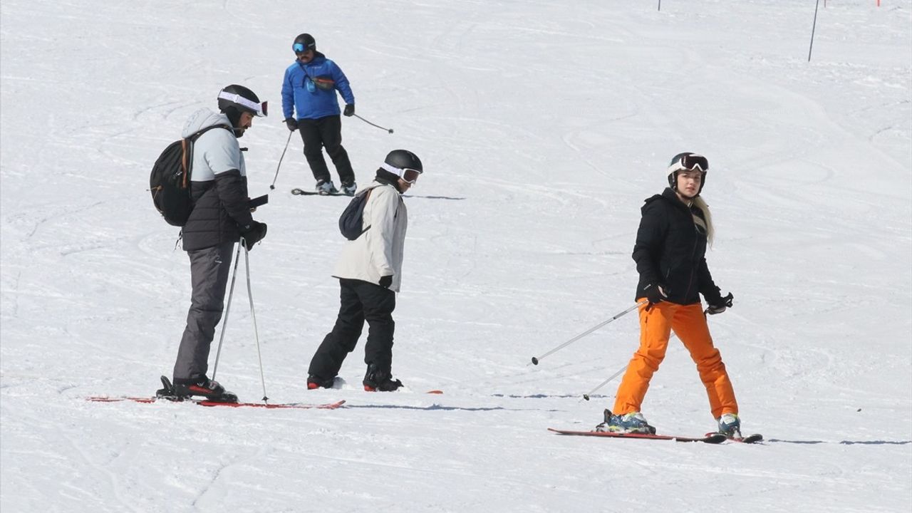 Erciyes'te Güneşli Havada Kayak Keyfi