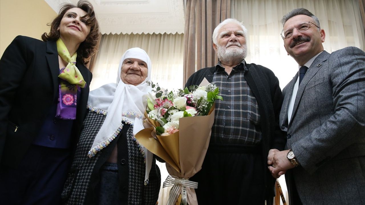 Eskişehir Valisi Aksoy, 71 Yıldır Evlilik Süren Çifti Ziyaret Etti