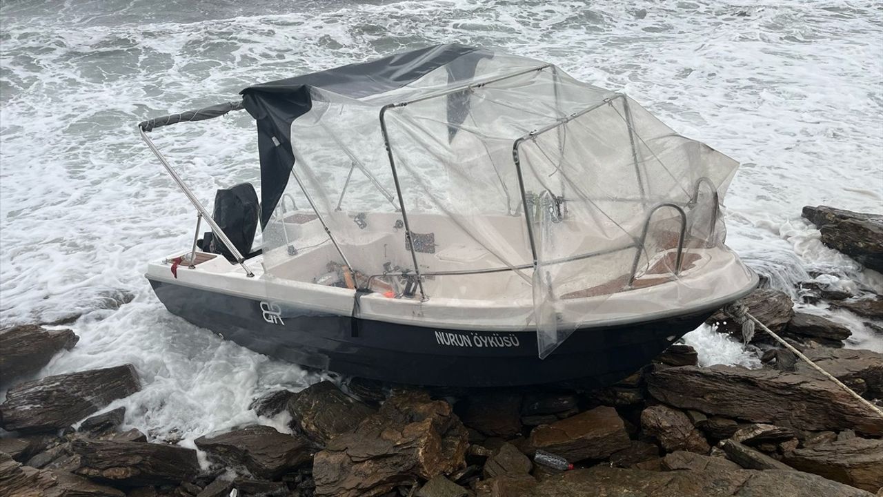 Fırtınanın Sürüklediği Tekne Çanakkale'de Bulundu