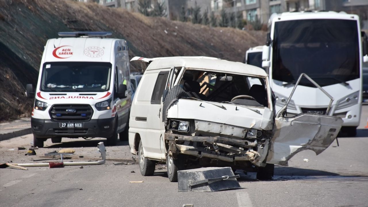 Gaziantep'teki Trafik Kazasında 1 Ölü, 3 Yaralı