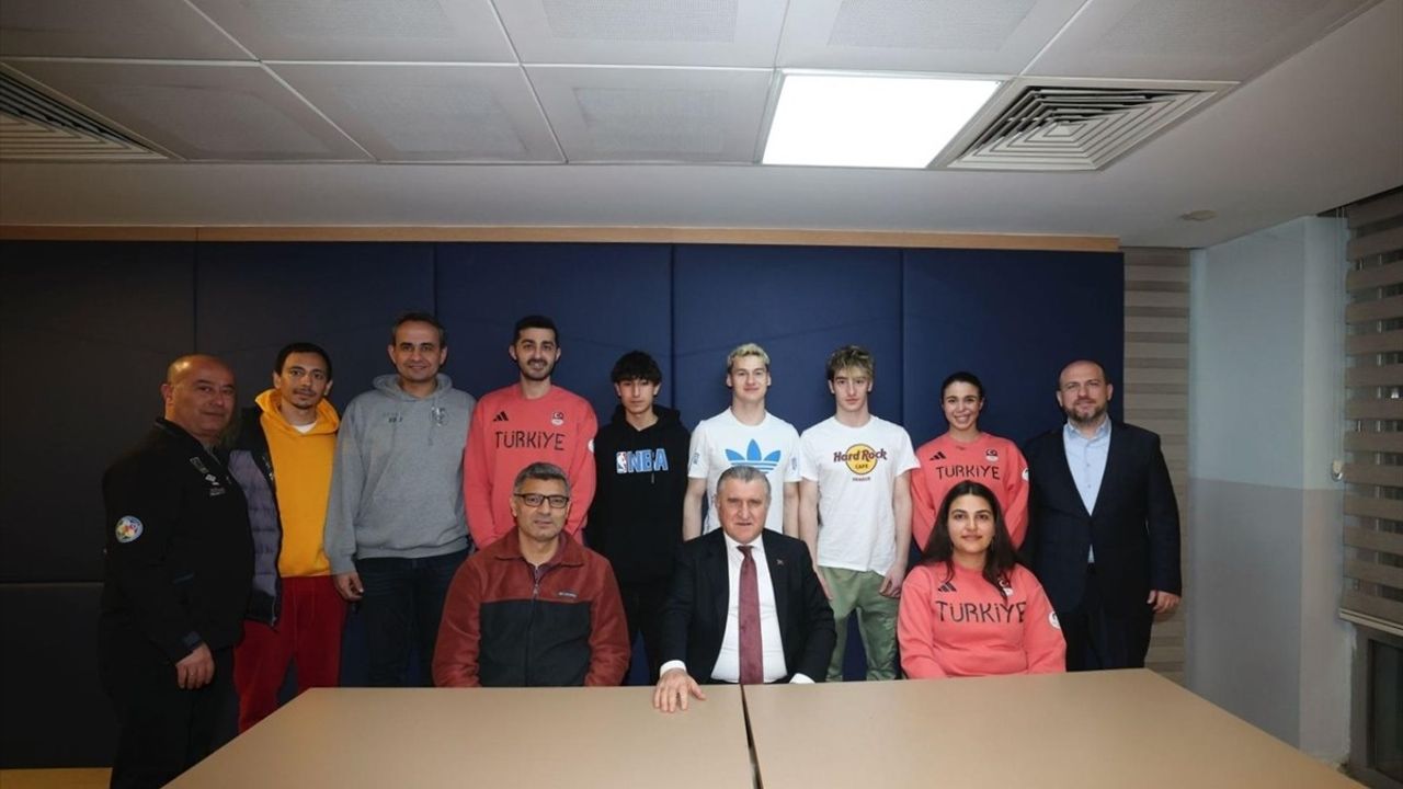 Gençlik ve Spor Bakanı Bak, Milli Sporcularla İftarda Bir Araya Geldi