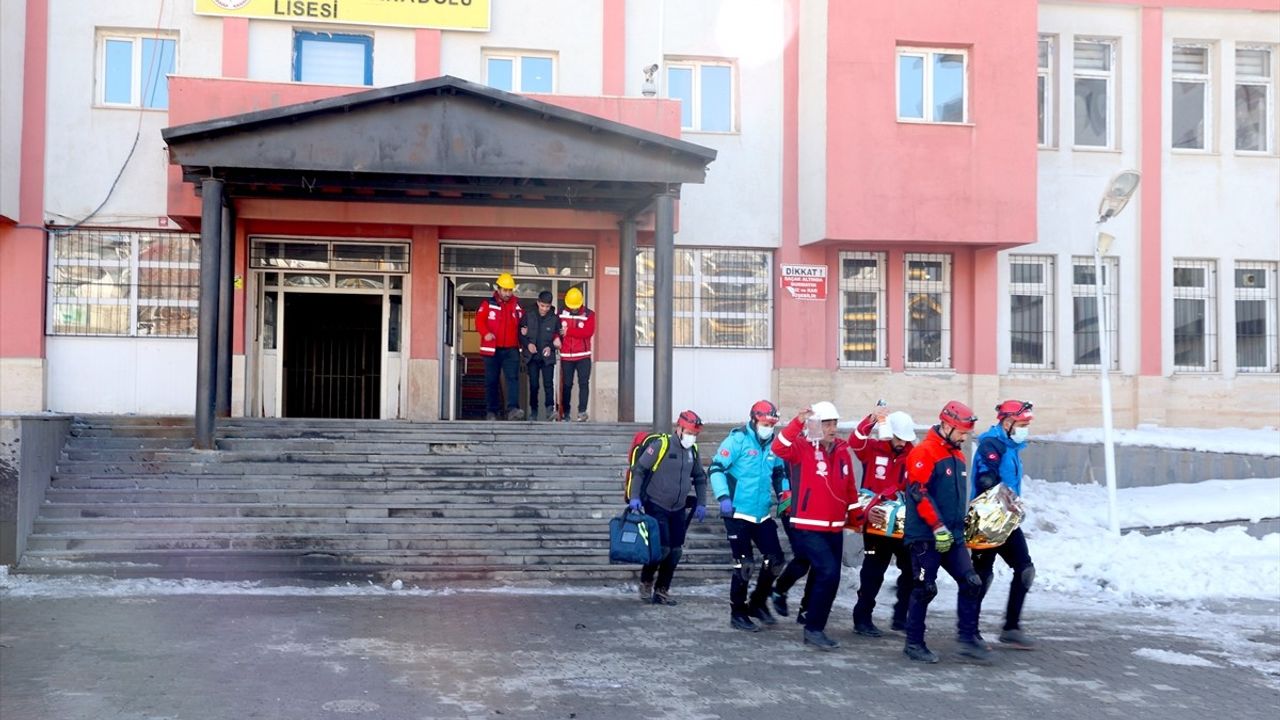 Hakkari'de 5,5 Büyüklüğünde Deprem Senaryosu İle Tatbikat Gerçekleştirildi
