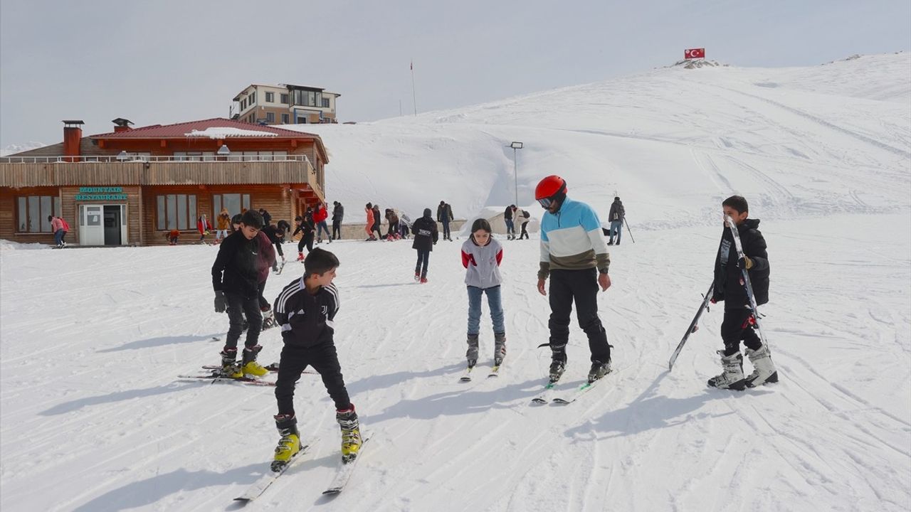 Hakkari'de Çocuklar Kayakla Sağlıklı Geleceğe Adım Atıyor