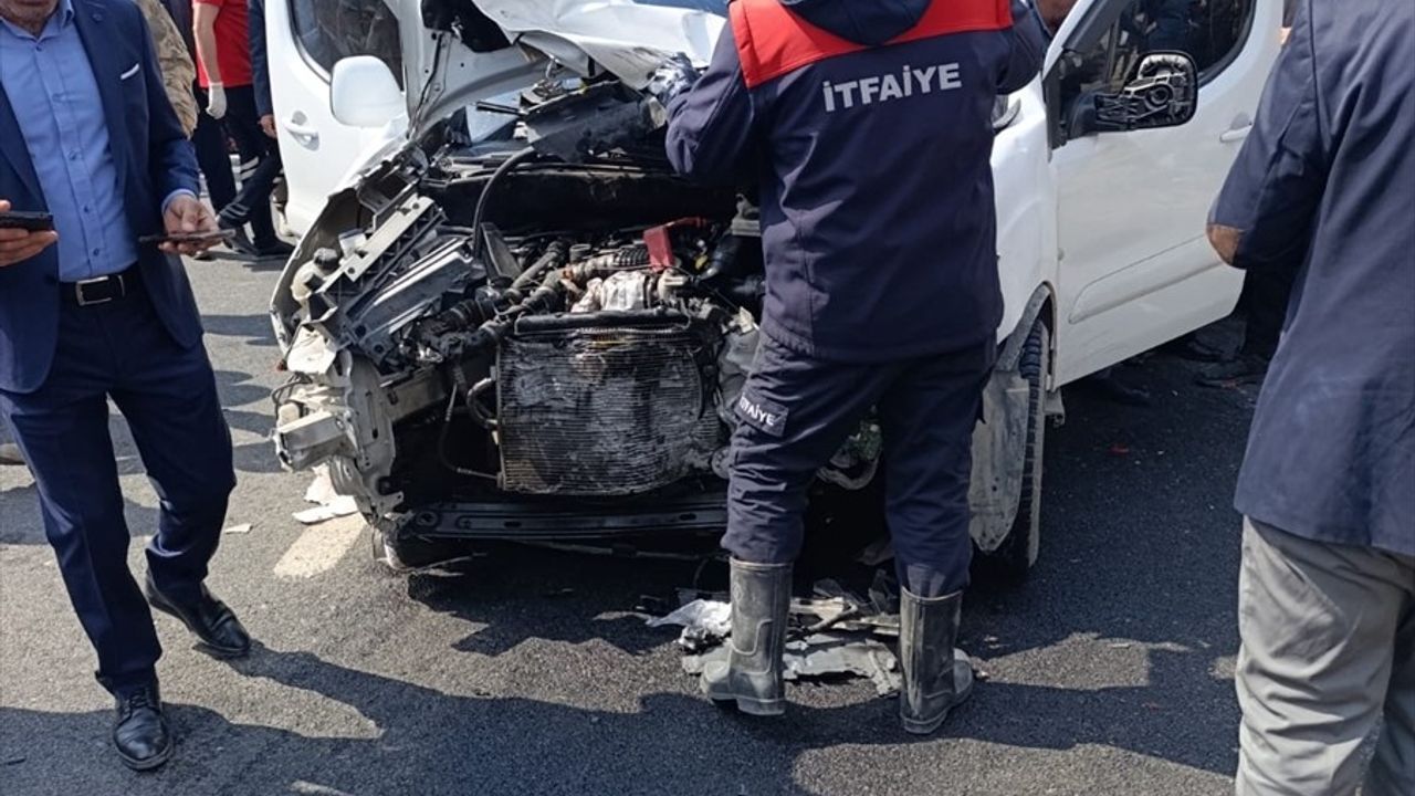 Hakkari'de Trafik Kazası: 9 Yaralı